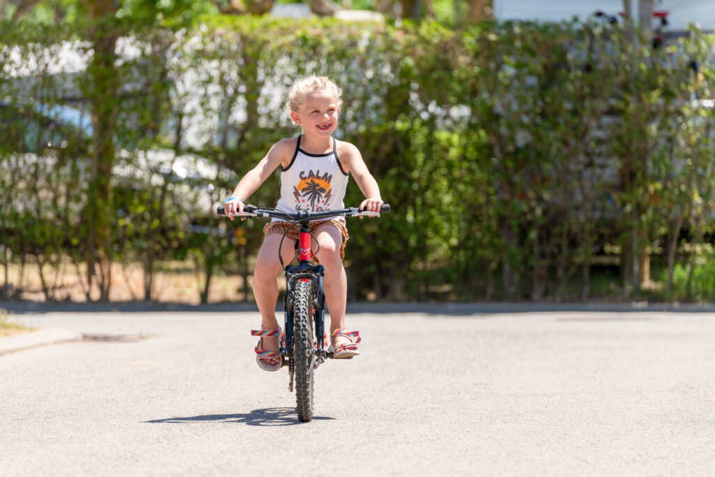 Nena amb bicicleta